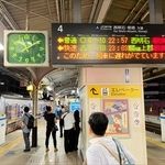 救急隊が駆けつけ、電車が止まるホーム＝ＪＲ神戸駅