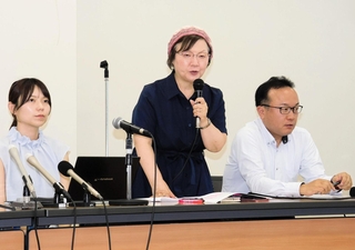 会見に同席した日弁連再審法改正推進室長の鴨志田祐美弁護士（中央）＝６日午後、姫路市北条１、兵庫県弁護士会姫路支部会館