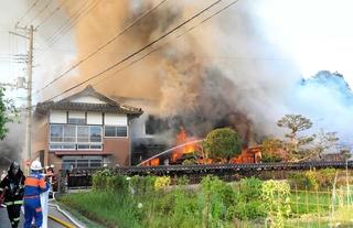 住宅から大きな炎と煙が立ち上がった＝豊岡市祥雲寺