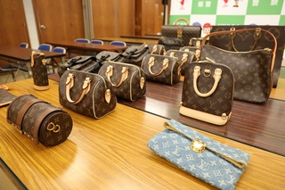 容疑者の会社などから押収された偽のブランド品＝加古川署