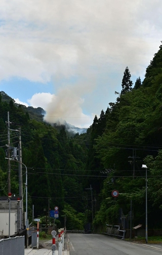 煙をあげる山林＝２６日午後２時３１分、宍粟市波賀町戸倉から