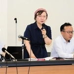 会見に同席した日弁連再審法改正推進室長の鴨志田祐美弁護士（中央）＝６日午後、姫路市北条１、兵庫県弁護士会姫路支部会館