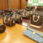 容疑者の会社などから押収された偽のブランド品＝加古川署