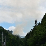 煙をあげる山林＝２６日午後２時３１分、宍粟市波賀町戸倉から