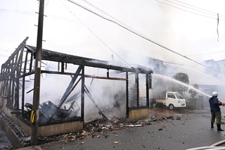 煙を上げる水産加工場や民家＝香美町香住区香住