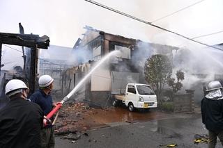 煙を上げる水産加工場や民家＝香美町香住区香住