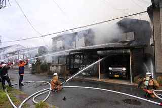 煙を上げる水産加工場や民家＝香美町香住区香住
