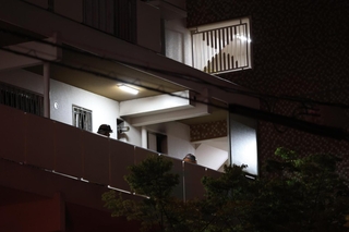 火元と見られる４階に集まる消防署員ら＝１０日午後８時２９分、神戸市須磨区竜が台１