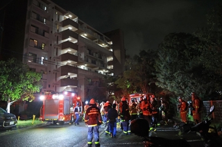 警察や消防車両が集まった火災現場　＝１０日午後８時１３分、神戸市須磨区竜が台１