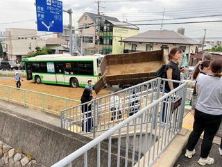 神戸市バスの後部と衝突した大型トラック＝神戸市灘区高羽町２