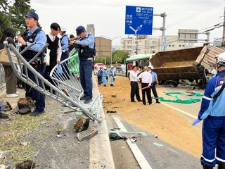 神戸市バスと大型トラックの事故現場＝神戸市灘区高羽町２
