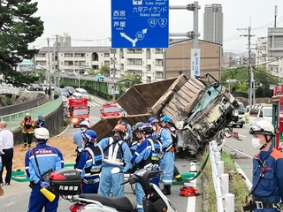 神戸市バスと大型トラックの事故現場＝神戸市灘区高羽町２