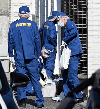 現場付近を調べる捜査員ら＝３０日午後、神戸市兵庫区荒田町