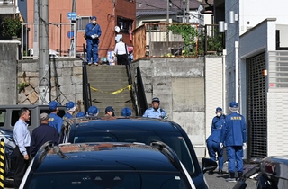 現場付近に集まる捜査員ら＝３０日午後、神戸市兵庫区荒田町