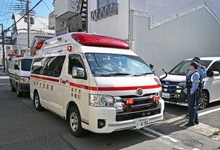 現場付近に集まる消防署員ら＝３０日午後、神戸市兵庫区荒田町
