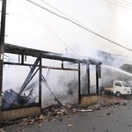 煙を上げる水産加工場や民家＝香美町香住区香住