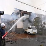 煙を上げる水産加工場や民家＝香美町香住区香住