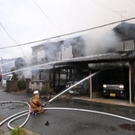 煙を上げる水産加工場や民家＝香美町香住区香住