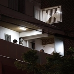 火元と見られる４階に集まる消防署員ら＝１０日午後８時２９分、神戸市須磨区竜が台１