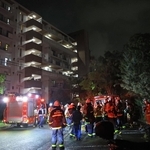 警察や消防車両が集まった火災現場　＝１０日午後８時１３分、神戸市須磨区竜が台１