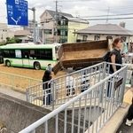 神戸市バスの後部と衝突した大型トラック＝神戸市灘区高羽町２