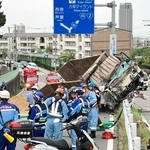 神戸市バスと大型トラックの事故現場＝神戸市灘区高羽町２