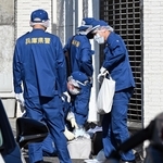 現場付近を調べる捜査員ら＝３０日午後、神戸市兵庫区荒田町