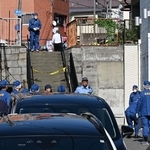 現場付近に集まる捜査員ら＝３０日午後、神戸市兵庫区荒田町