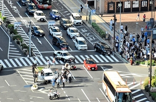事故が発生した神戸国際会館前の交差点＝１日午後３時４４分、神戸市中央区加納町６