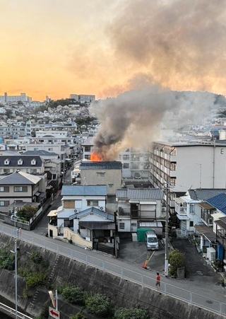 炎と煙を上げて燃える建物＝１日夕、神戸市垂水区（読者提供）