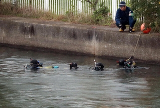 遺体が見つかった神崎川の現場付近を再び捜索する兵庫県警の捜査員＝５日午後２時２６分、尼崎市戸ノ内町