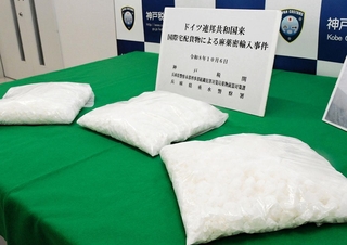 押収されたケタミン。末端価格は３億円以上という＝神戸市中央区下山手通５、県警本部