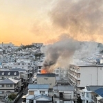 炎と煙を上げて燃える建物＝１日夕、神戸市垂水区（読者提供）