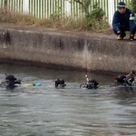 遺体が見つかった神崎川の現場付近を再び捜索する兵庫県警の捜査員＝５日午後２時２６分、尼崎市戸ノ内町