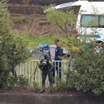 遺体が見つかった神崎川の現場付近を再び捜索する兵庫県警の捜査員＝５日午後２時２９分、尼崎市戸ノ内町