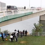 遺体が見つかった神崎川の現場付近を再び捜索する兵庫県警の捜査員＝５日午後２時３５分、尼崎市戸ノ内町