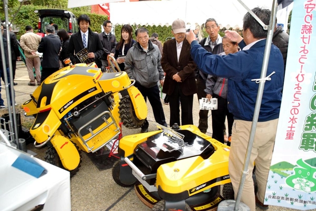 最新草刈り機が並んだ展示会。養父市で使われる急傾斜でも使えるリモコン式草刈り機（手前）には多くの人が関心を寄せた＝神戸市中央区下山手通４