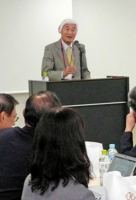 盛和塾神戸の例会で、六甲バターの塚本哲夫会長の講演を聴く塾生ら＝神戸市西区見津が丘６、六甲バター神戸工場