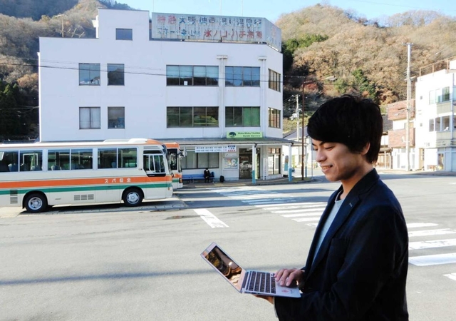 改修計画に携わる兼業希望者を募った全但バスの営業所と、ローカルフラッグの濱田祐太社長＝養父市八鹿町、ＪＲ八鹿駅前