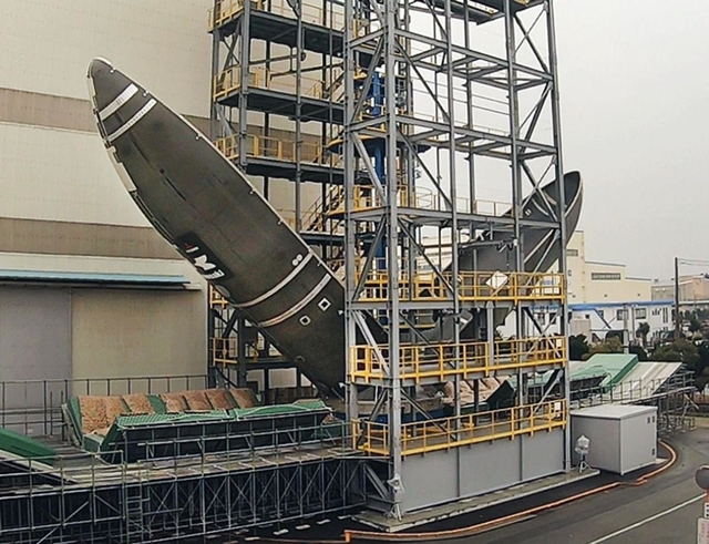 作動試験で頭頂部から左右に開いたロケットの「フェアリング」＝播磨町新島、川崎重工業播磨工場（撮影・秋山亮太）