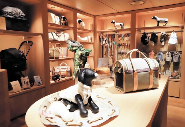 素材や製法にこだわった愛犬用グッズを販売するブティック＝神戸市北区有馬町、有馬グランドホテル