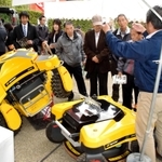 最新草刈り機が並んだ展示会。養父市で使われる急傾斜でも使えるリモコン式草刈り機（手前）には多くの人が関心を寄せた＝神戸市中央区下山手通４