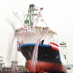 進水する世界初の液化水素運搬船「すいそ　ふろんてぃあ」＝１１日午前、神戸市中央区東川崎町３（撮影・秋山亮太）