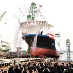 進水する世界初の液化水素運搬船「すいそ　ふろんてぃあ」＝１１日午前、神戸市中央区東川崎町３（撮影・秋山亮太）