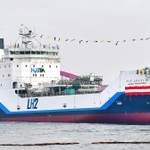 進水式を終え、神戸の海上に浮かぶ液化水素運搬船「すいそ　ふろんてぃあ」＝神戸市中央区東川崎町３（撮影・秋山亮太）