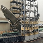 作動試験で頭頂部から左右に開いたロケットの「フェアリング」＝播磨町新島、川崎重工業播磨工場（撮影・秋山亮太）