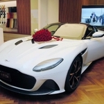 大丸神戸店の福袋で販売されるアストンマーティン「ＤＢＳスーパーレッジェーラ」＝神戸市中央区西町