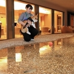 有馬温泉の銀泉を使った犬専用の足湯。リードを装着すれば自由に遊ばせられる＝神戸市北区有馬町、有馬グランドホテル（撮影・斎藤雅志）