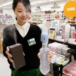 オフィスや外出先で気軽に使えるコンパクトサイズの加湿器＝東急ハンズ三宮店