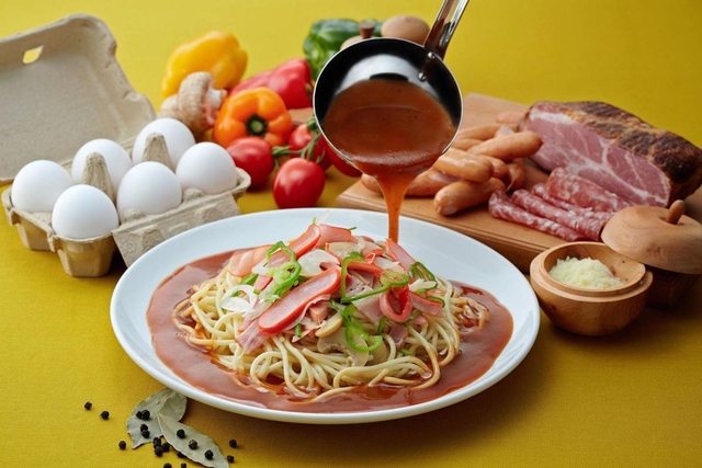 極太のパスタの周りにぐるりとソースをかける名古屋名物のあんかけスパゲティ（スパゲッティヨコイ提供）